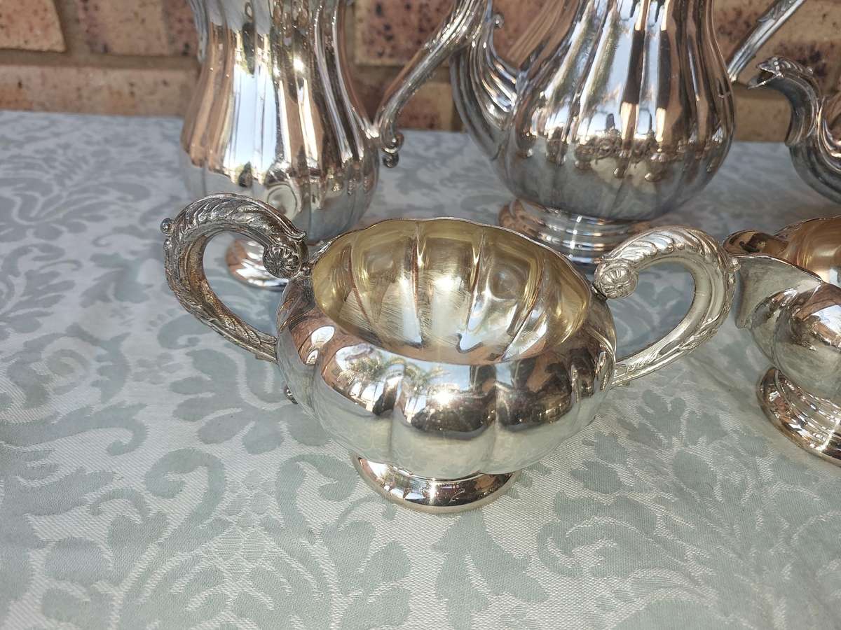 A VINTAGE MARLBORO OF ENGLAND TEAPOT SET SOLD AS IS