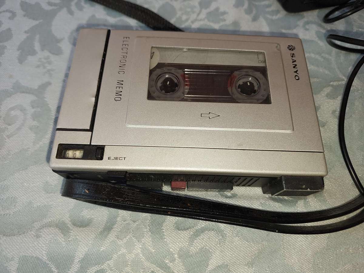 A COLLECTION OF 3 SANYO CASSETTE WALKMANS SOLD AS IS NOT TESTED
