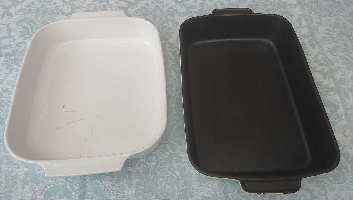 TWO IN GREAT CONDITION CASSEROLES A CORNING WARE AND A MAXWEL AND WILLIAMS SOLD AS IS