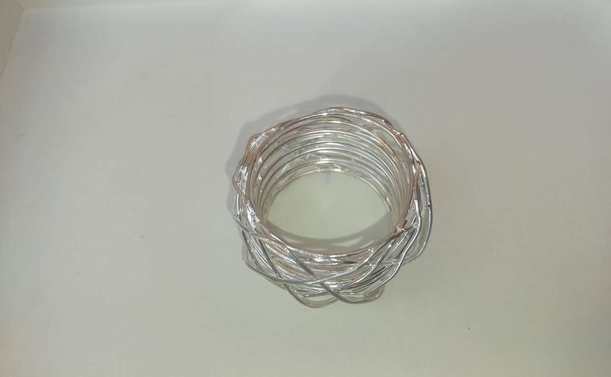 A NEWBRIDGE SILVER WARE SET OF 6 NAPKIN RINGS SOLD AS IS
