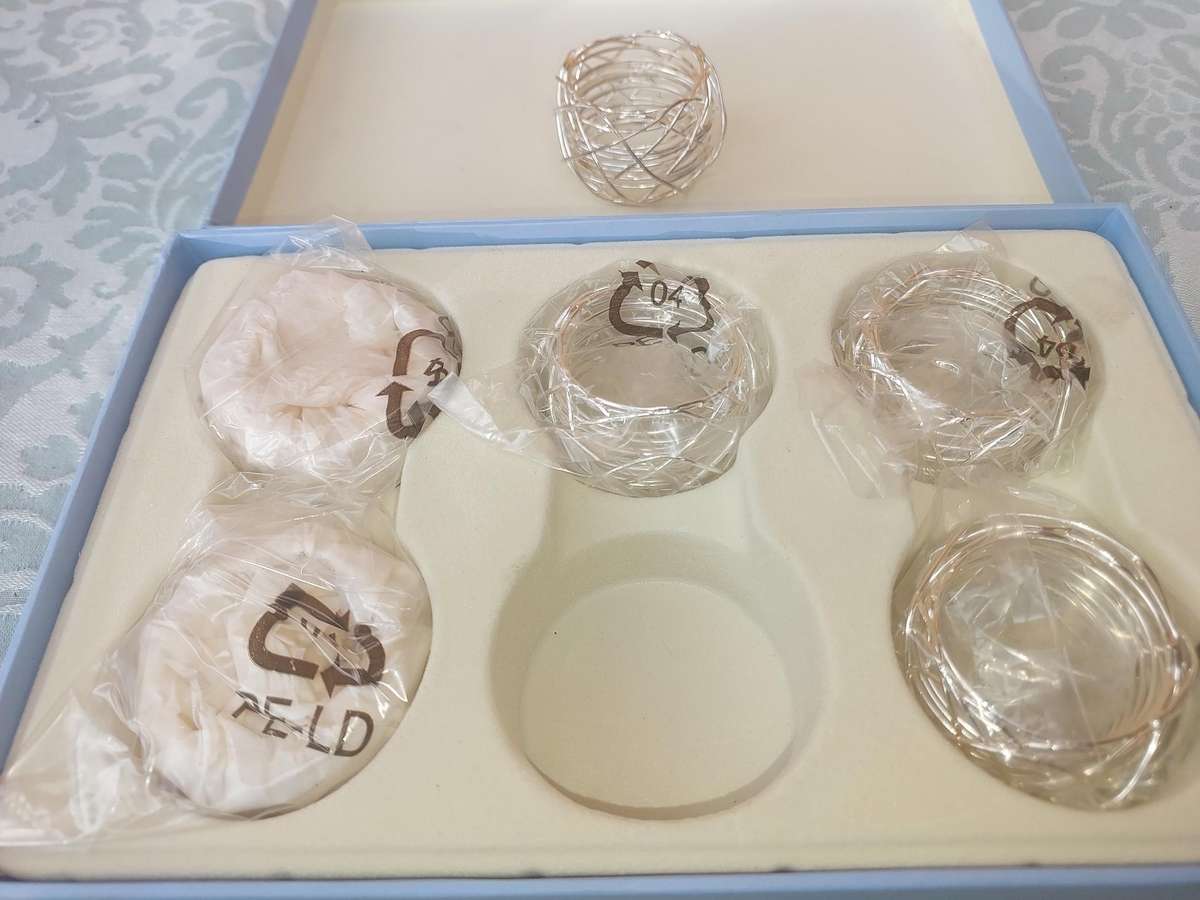 A NEWBRIDGE SILVER WARE SET OF 6 NAPKIN RINGS SOLD AS IS