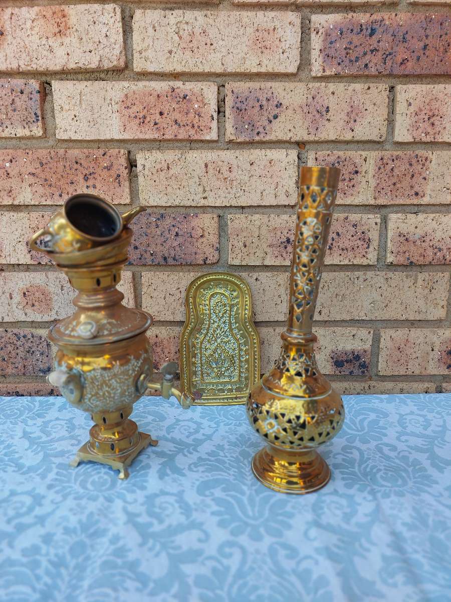 A VINTAGE COLLECTION OF BRASS UTENSILS SOLD AS IS