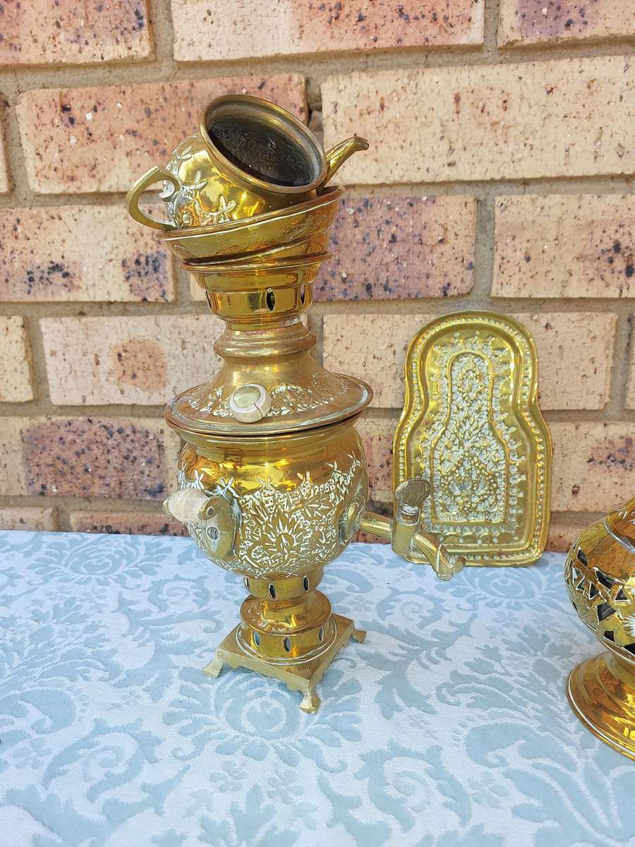 A VINTAGE COLLECTION OF BRASS UTENSILS SOLD AS IS