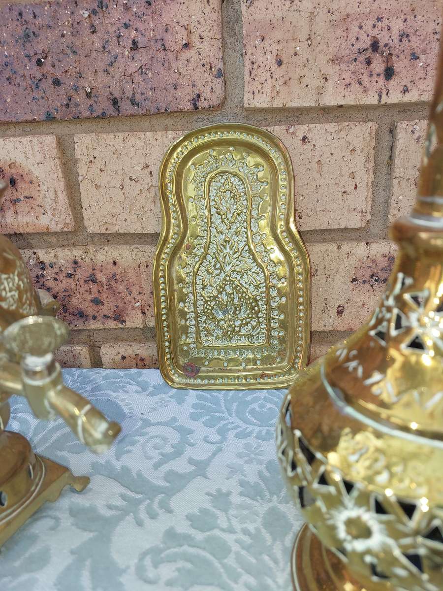 A VINTAGE COLLECTION OF BRASS UTENSILS SOLD AS IS