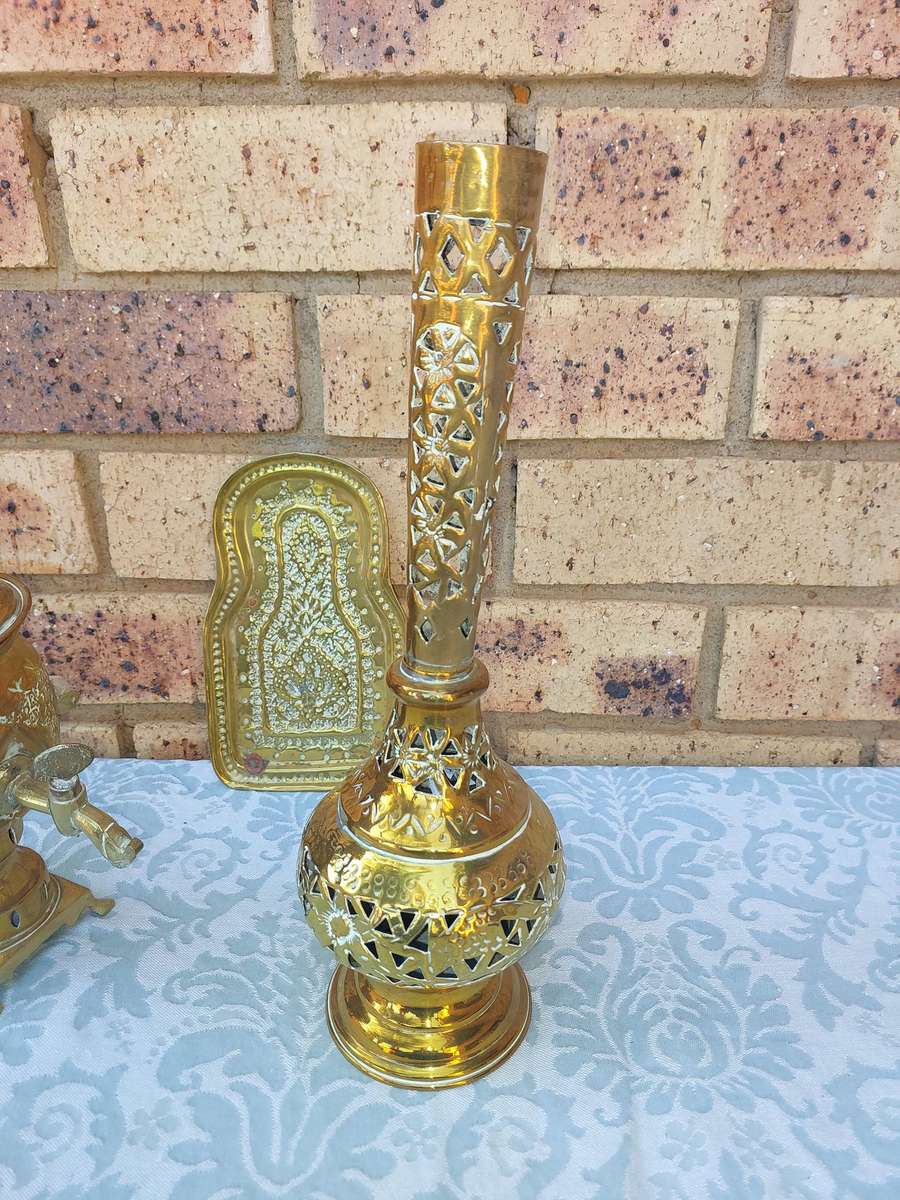 A VINTAGE COLLECTION OF BRASS UTENSILS SOLD AS IS