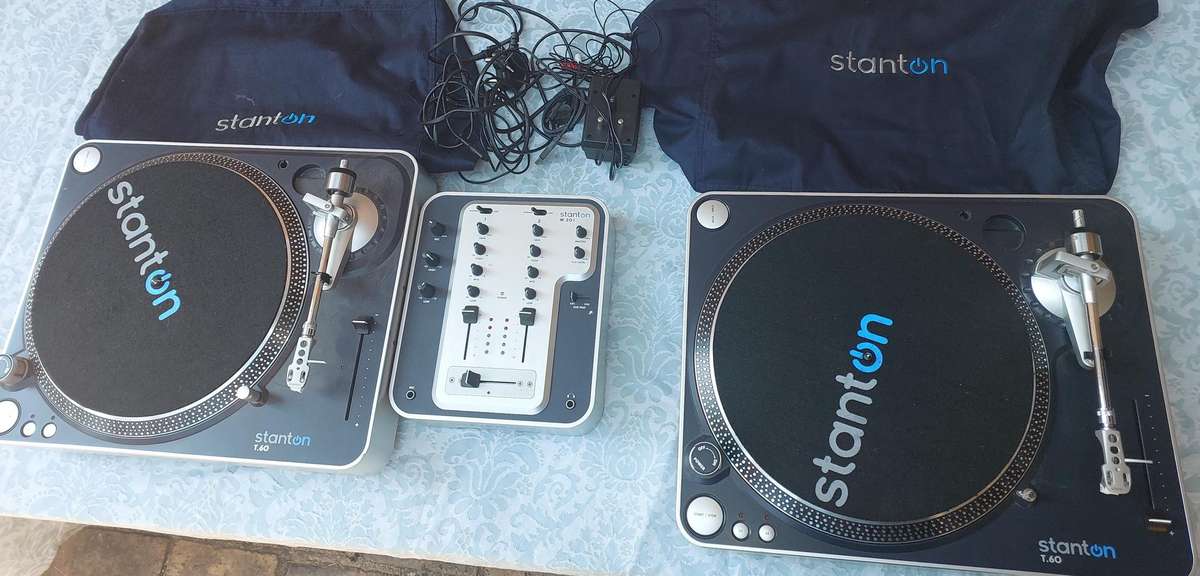 A DJ COLLECTION STANTON TURNTABLES AND A MIXER SWITCHES ON SOLD AS IS