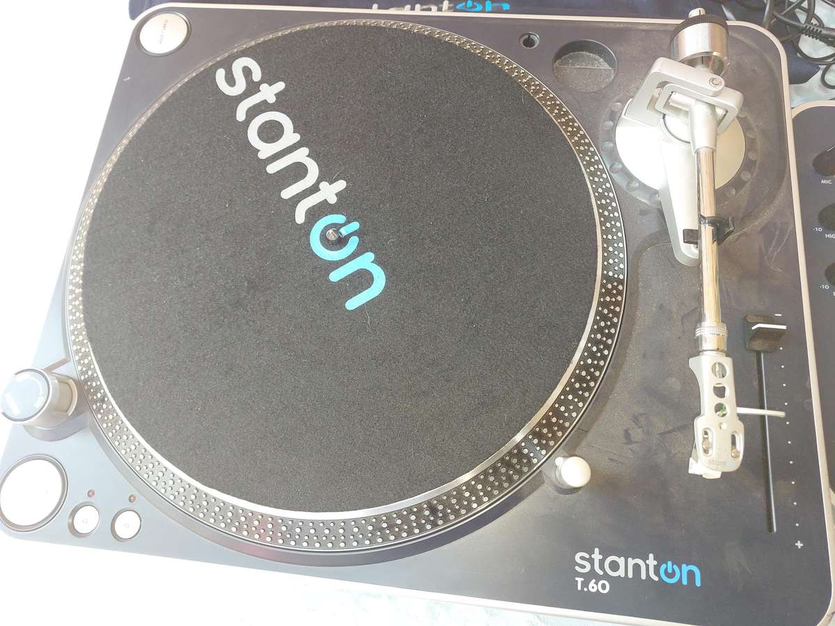 A DJ COLLECTION STANTON TURNTABLES AND A MIXER SWITCHES ON SOLD AS IS