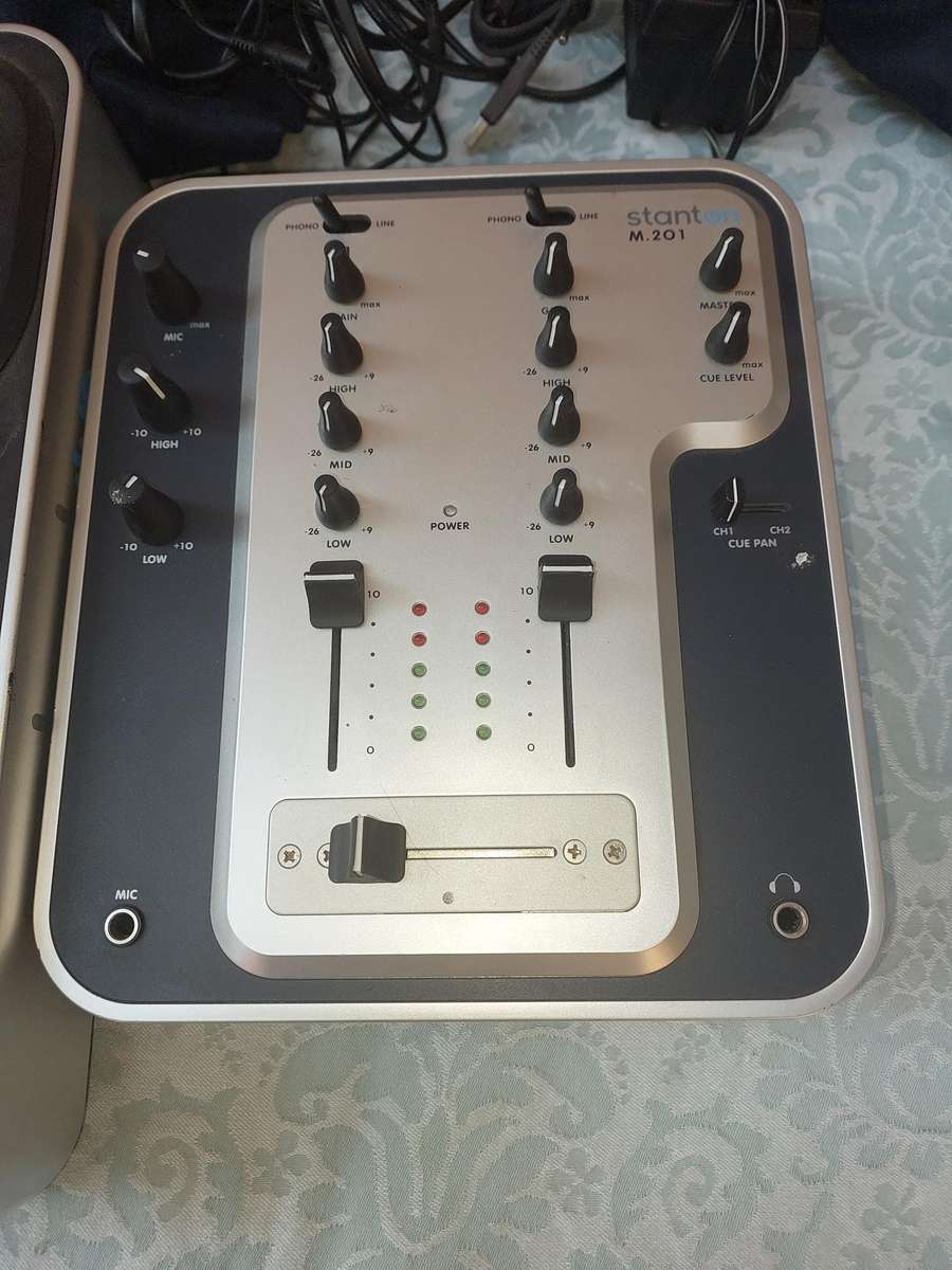A DJ COLLECTION STANTON TURNTABLES AND A MIXER SWITCHES ON SOLD AS IS