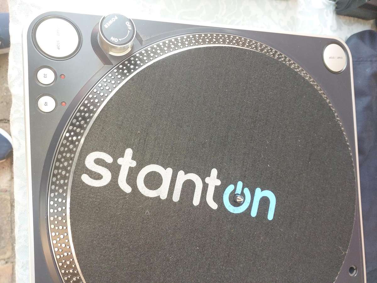 A DJ COLLECTION STANTON TURNTABLES AND A MIXER SWITCHES ON SOLD AS IS