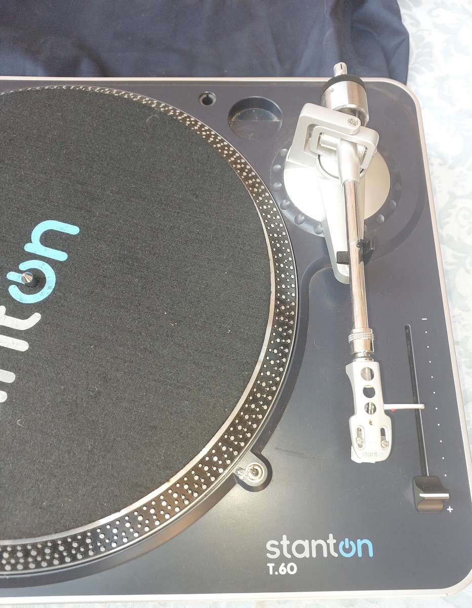 A DJ COLLECTION STANTON TURNTABLES AND A MIXER SWITCHES ON SOLD AS IS