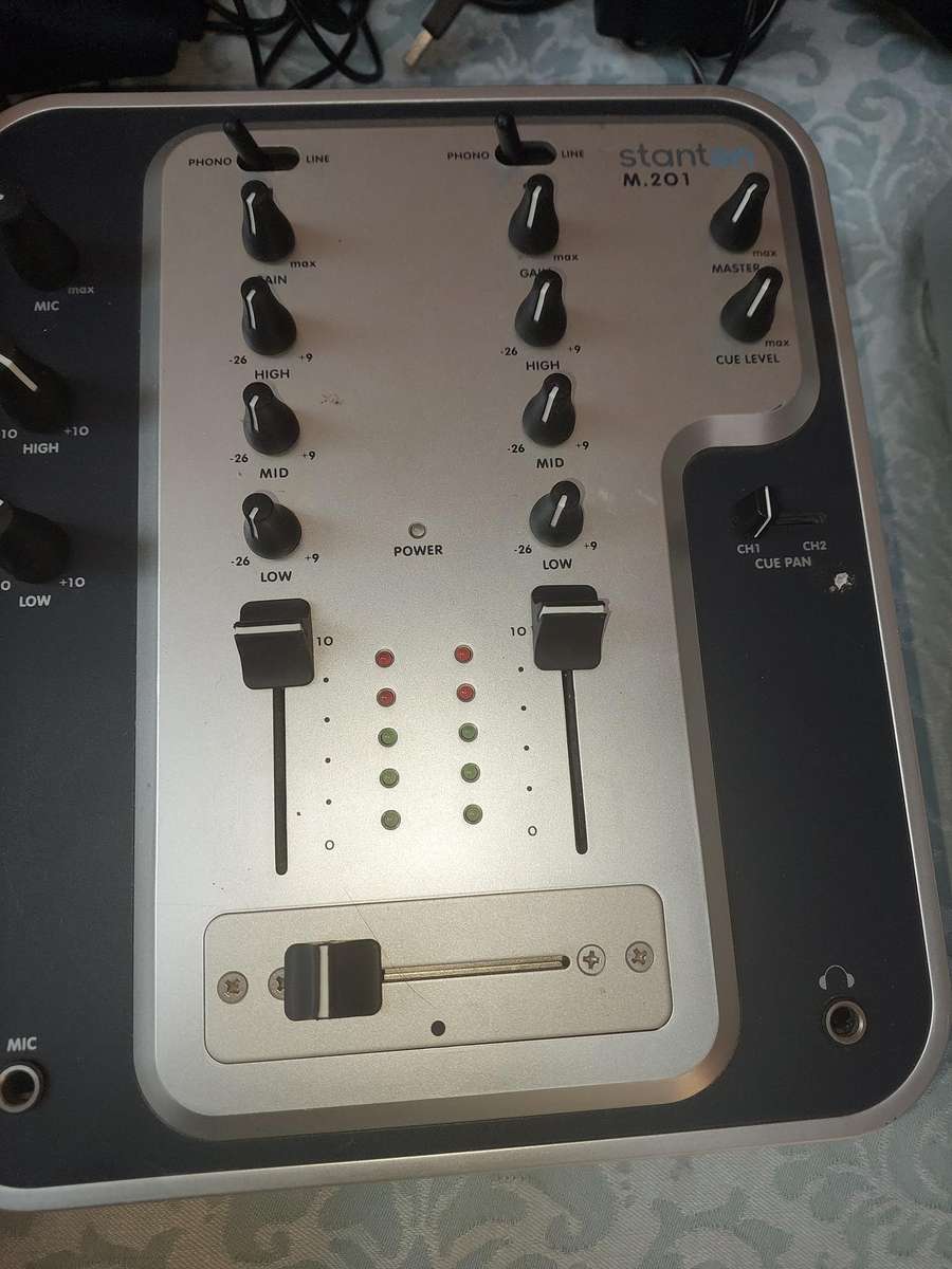 A DJ COLLECTION STANTON TURNTABLES AND A MIXER SWITCHES ON SOLD AS IS