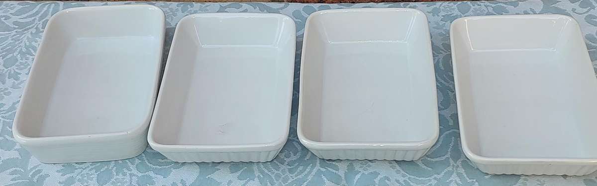 A COLLECTION OF 4 LAZANIA PORCELAIN BOWLS SOLD AS IS