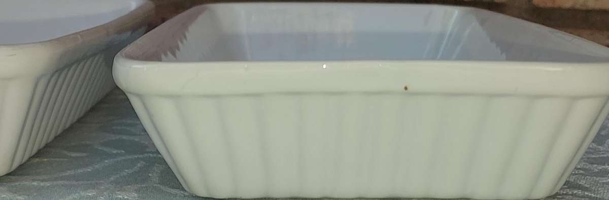 A COLLECTION OF 4 LAZANIA PORCELAIN BOWLS SOLD AS IS