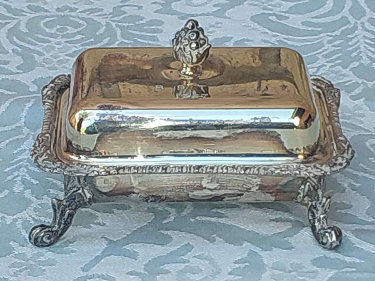 A VINTAGE SILVER PLATED BUTTER DISH SOLD AS IS