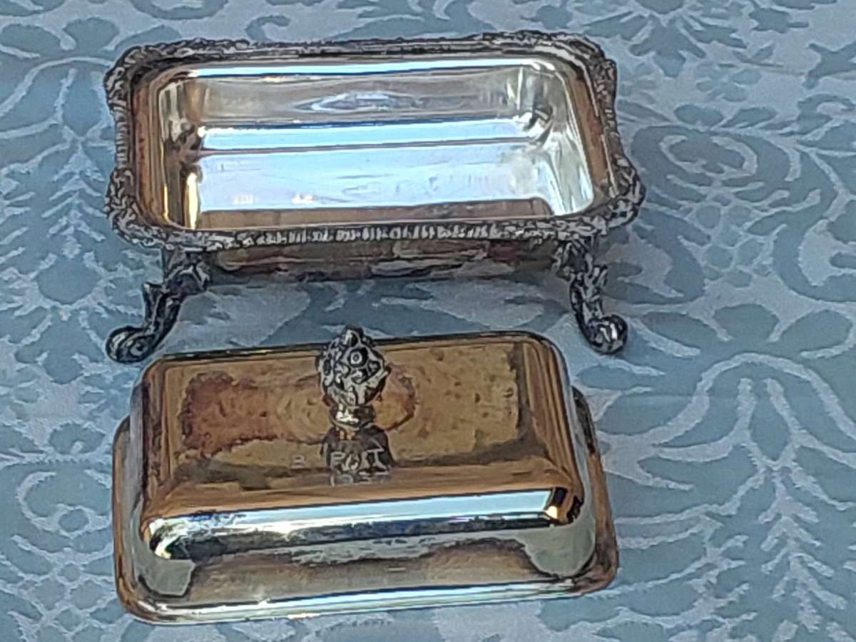 A VINTAGE SILVER PLATED BUTTER DISH SOLD AS IS