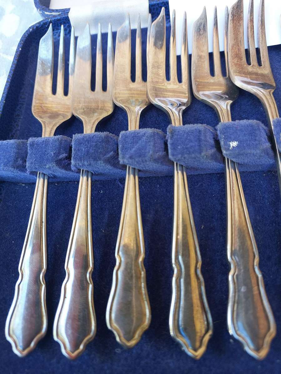 A SET OF 12 EPNS SHEFFIELD CAKE FORKS SOLD AS IS