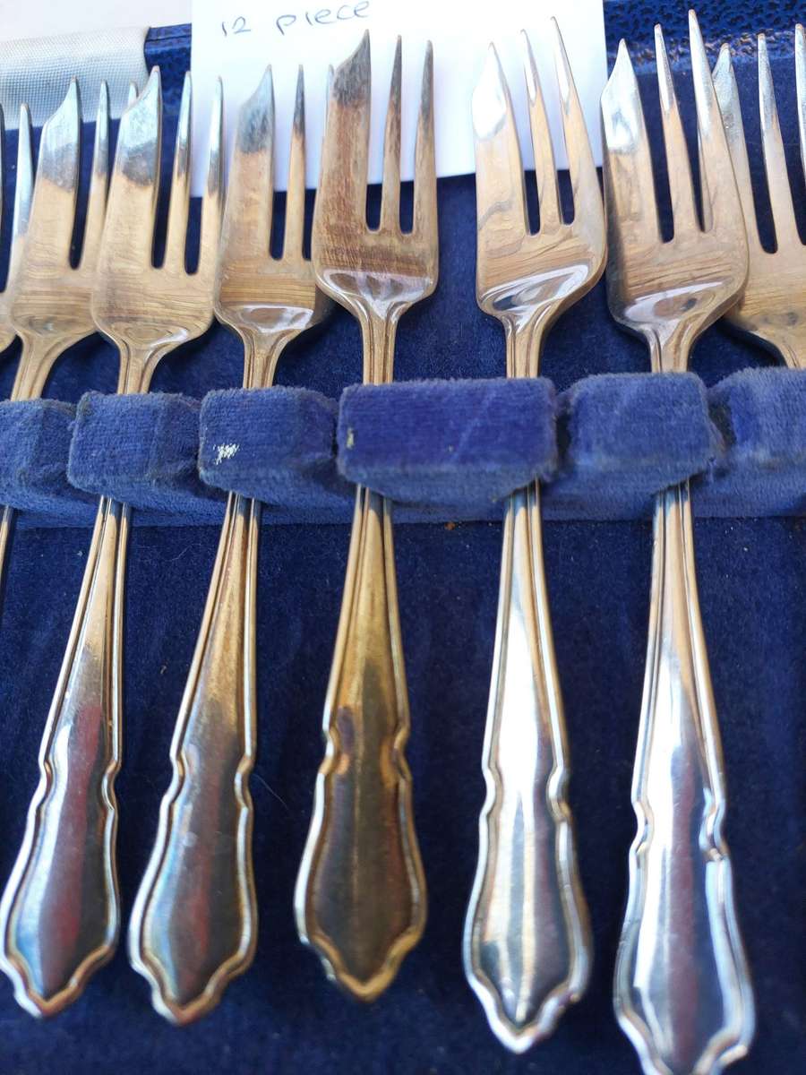 A SET OF 12 EPNS SHEFFIELD CAKE FORKS SOLD AS IS