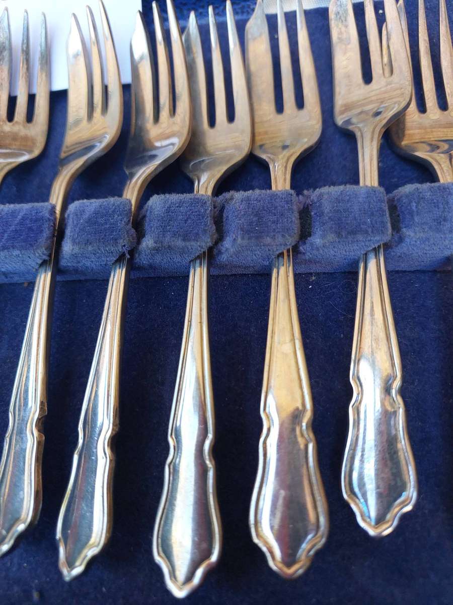 A SET OF 12 EPNS SHEFFIELD CAKE FORKS SOLD AS IS