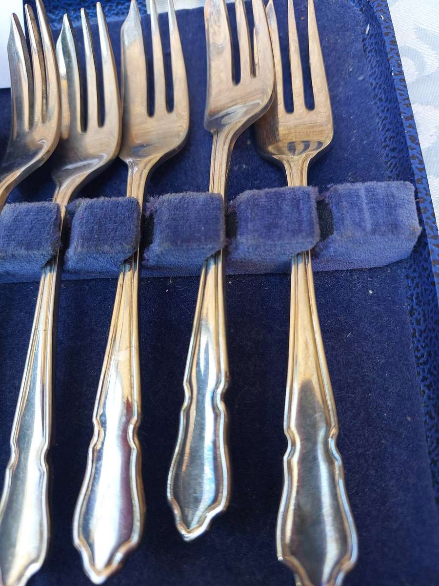 A SET OF 12 EPNS SHEFFIELD CAKE FORKS SOLD AS IS
