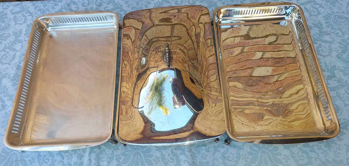 A COLLECTION OF 3 SERVING PLATTER TRAYS FOR PYREX DISHES. ONLY ONE HAS A LID SOLD AS IS