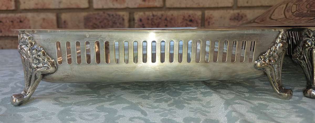 A COLLECTION OF 3 SERVING PLATTER TRAYS FOR PYREX DISHES. ONLY ONE HAS A LID SOLD AS IS
