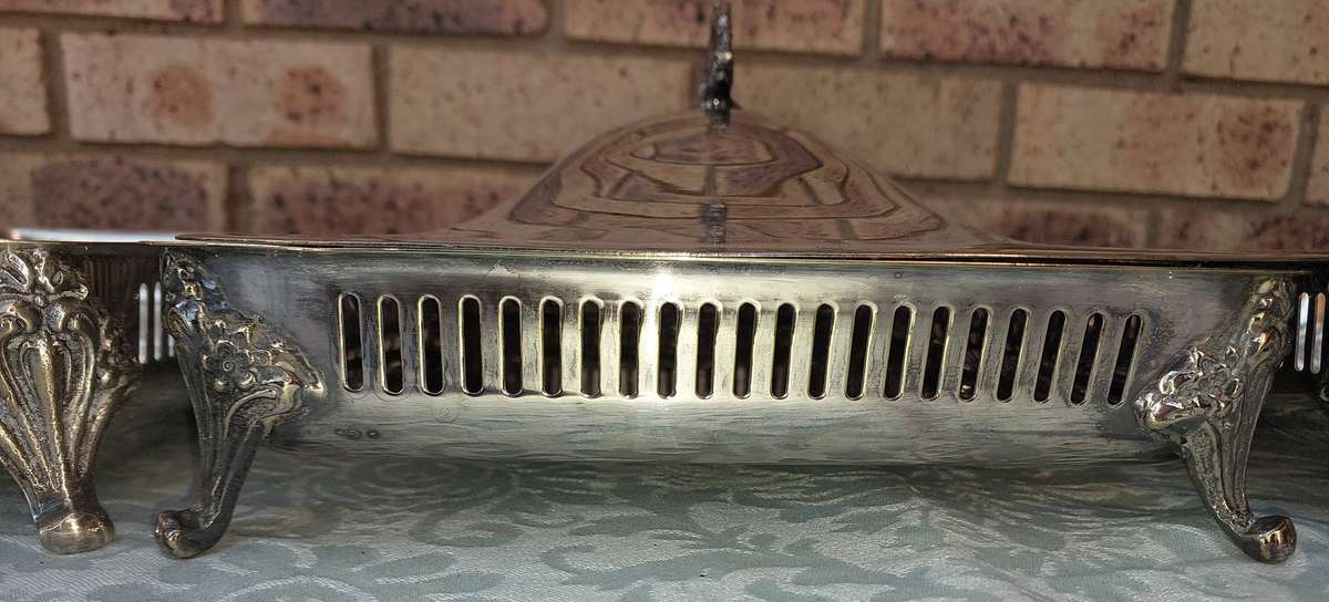 A COLLECTION OF 3 SERVING PLATTER TRAYS FOR PYREX DISHES. ONLY ONE HAS A LID SOLD AS IS