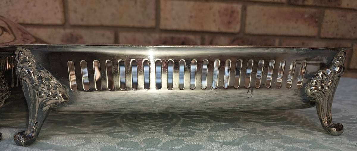 A COLLECTION OF 3 SERVING PLATTER TRAYS FOR PYREX DISHES. ONLY ONE HAS A LID SOLD AS IS