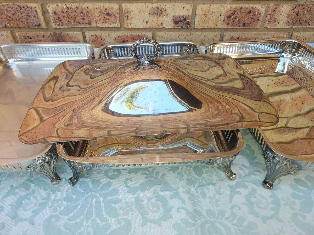 A COLLECTION OF 3 SERVING PLATTER TRAYS FOR PYREX DISHES. ONLY ONE HAS A LID SOLD AS IS