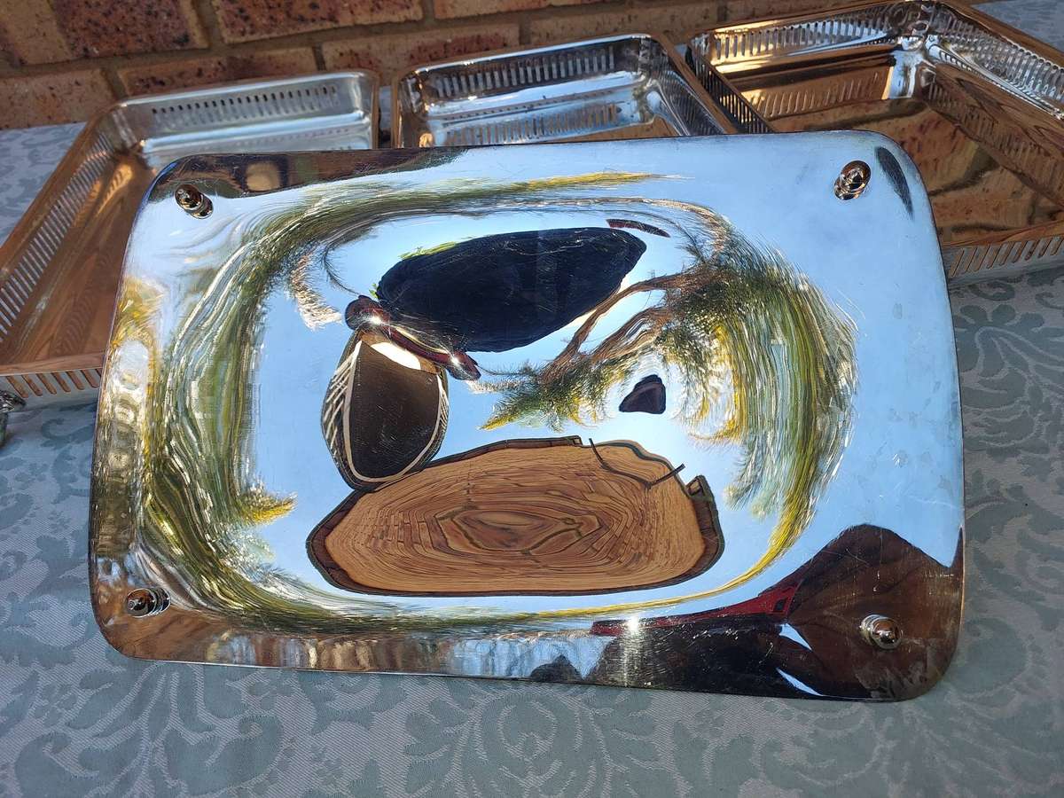 A COLLECTION OF 3 SERVING PLATTER TRAYS FOR PYREX DISHES. ONLY ONE HAS A LID SOLD AS IS