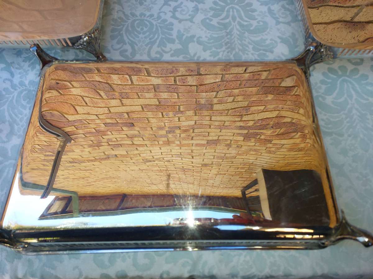 A COLLECTION OF 3 SERVING PLATTER TRAYS FOR PYREX DISHES. ONLY ONE HAS A LID SOLD AS IS