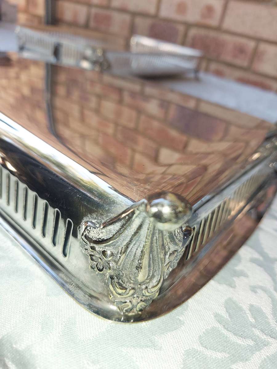 A COLLECTION OF 3 SERVING PLATTER TRAYS FOR PYREX DISHES. ONLY ONE HAS A LID SOLD AS IS