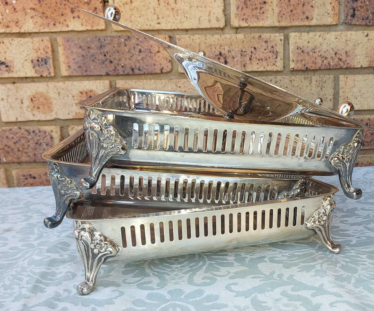 A COLLECTION OF 3 SERVING PLATTER TRAYS FOR PYREX DISHES. ONLY ONE HAS A LID SOLD AS IS