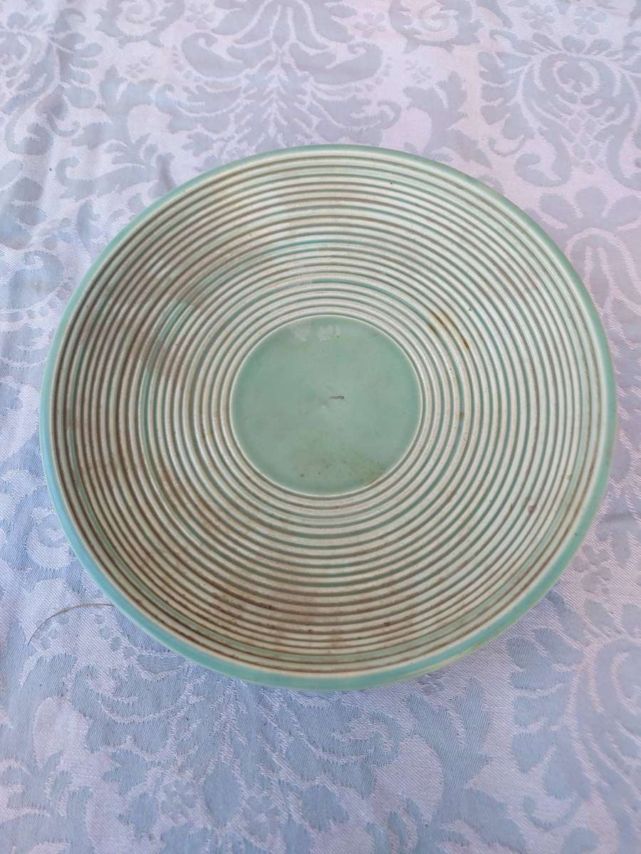 A GREEN CERAMIC CARLTON WARE HAND MADE IN ENGLAND  SERVING PLATTER SOLD AS IS