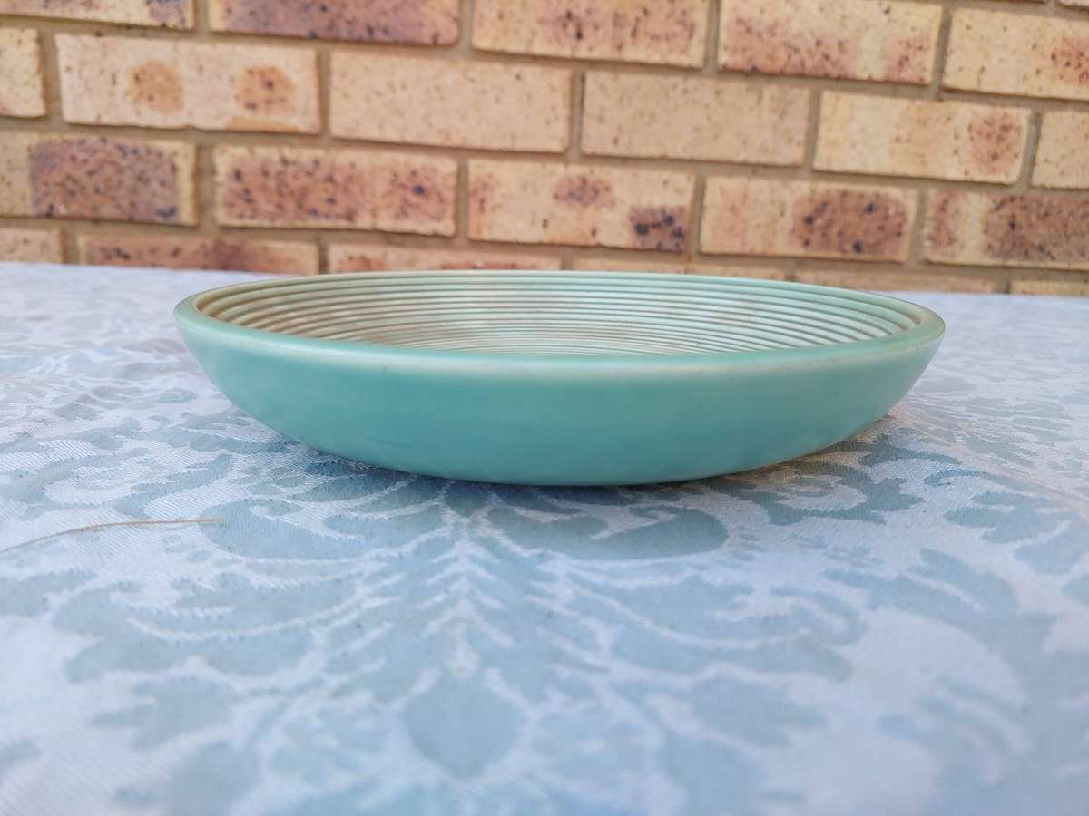 A GREEN CERAMIC CARLTON WARE HAND MADE IN ENGLAND  SERVING PLATTER SOLD AS IS