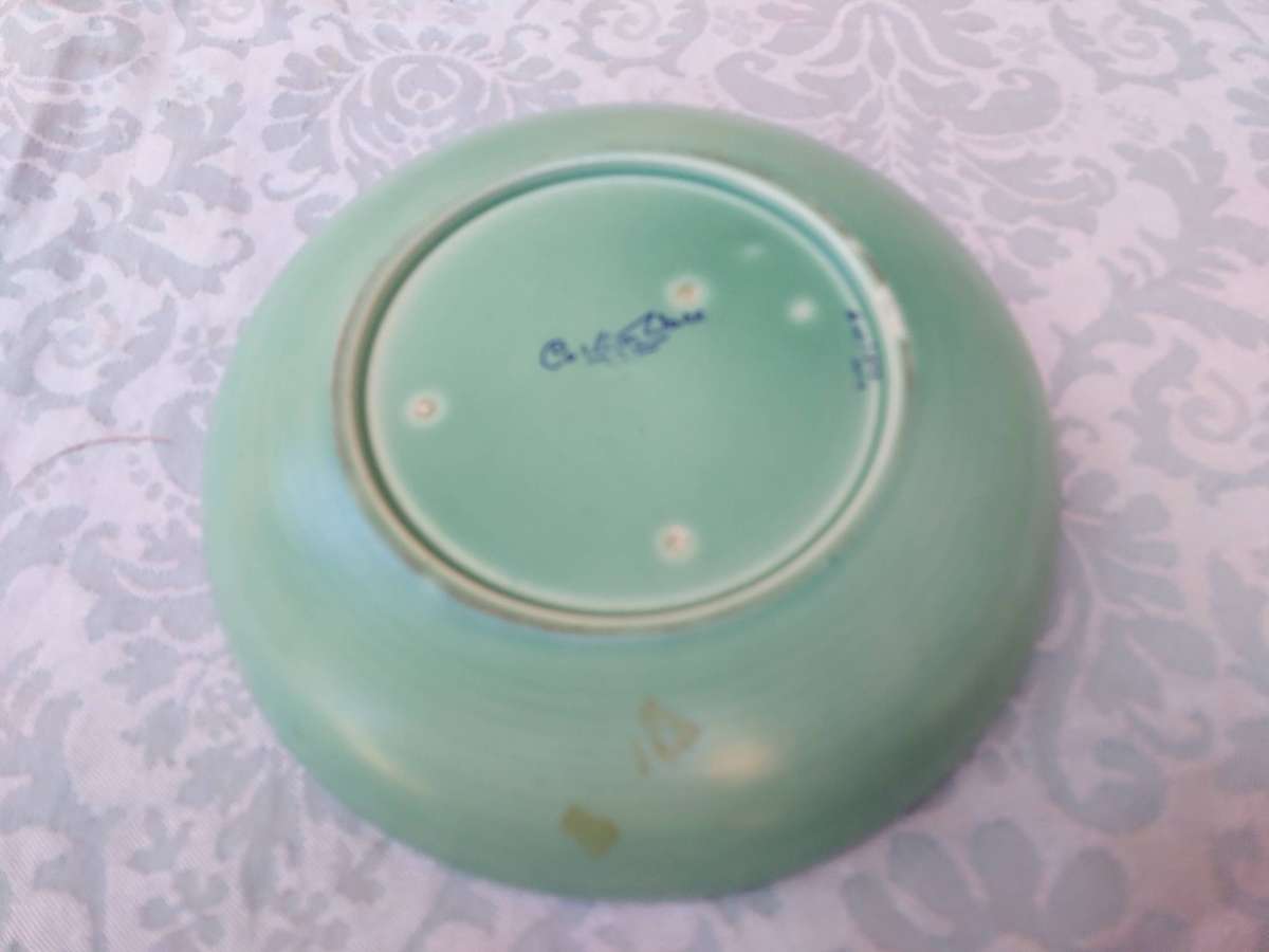 A GREEN CERAMIC CARLTON WARE HAND MADE IN ENGLAND  SERVING PLATTER SOLD AS IS