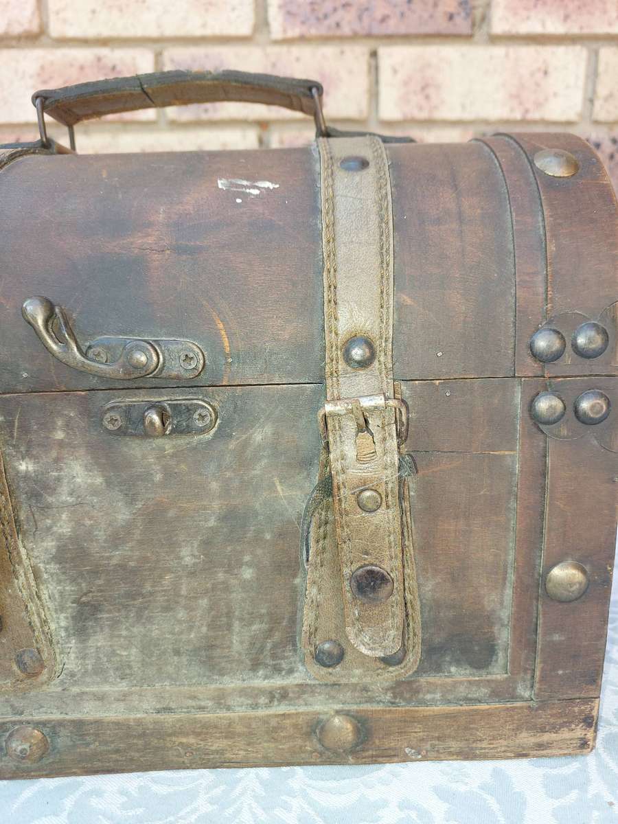 AN ART DECOR WOODEN PIRATES CHEST SOLD AS IS