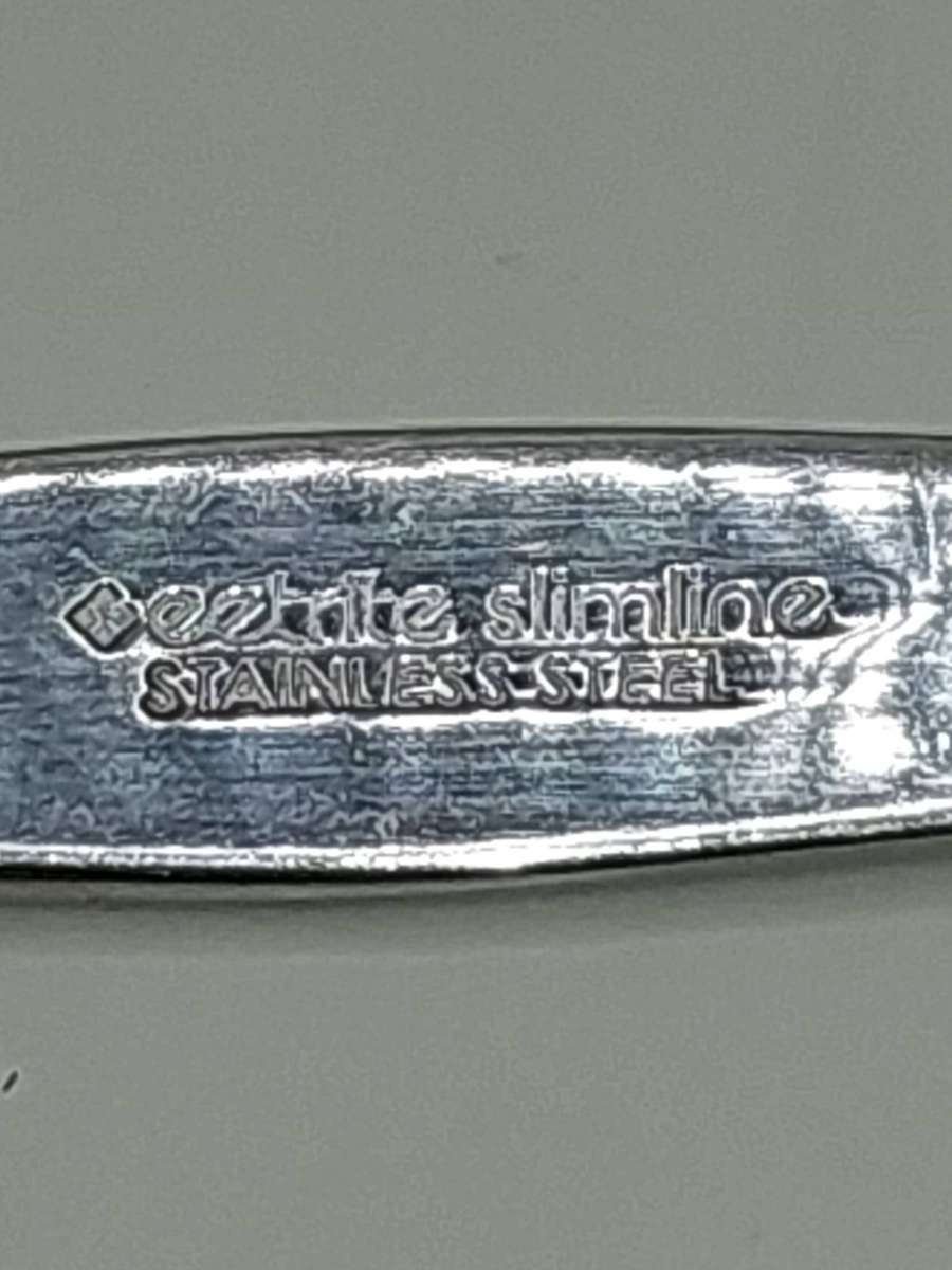 A VINTAGE MIXED JOBLOT STAINLESS STEEL AND EPNS CUTLERY SOLD AS IS