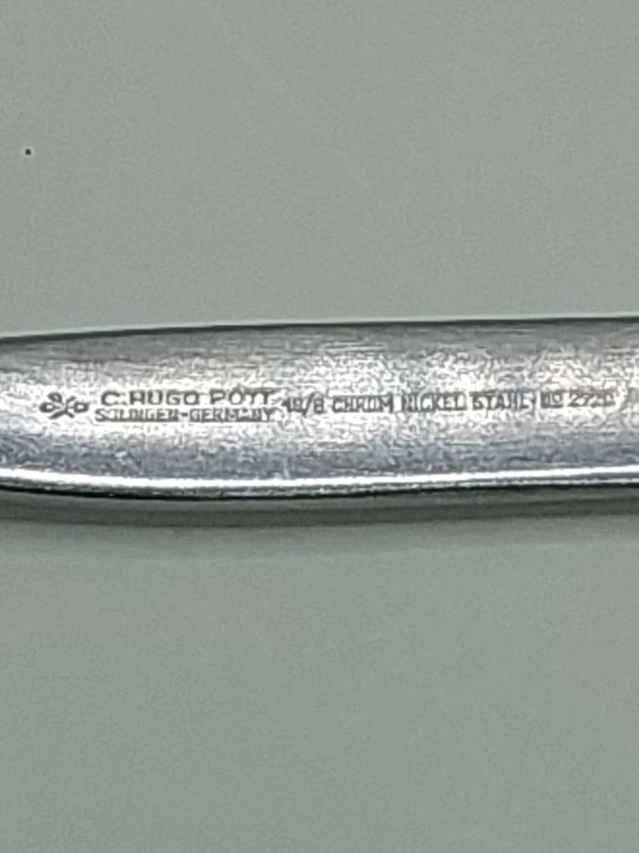 A VINTAGE MIXED JOBLOT STAINLESS STEEL AND EPNS CUTLERY SOLD AS IS