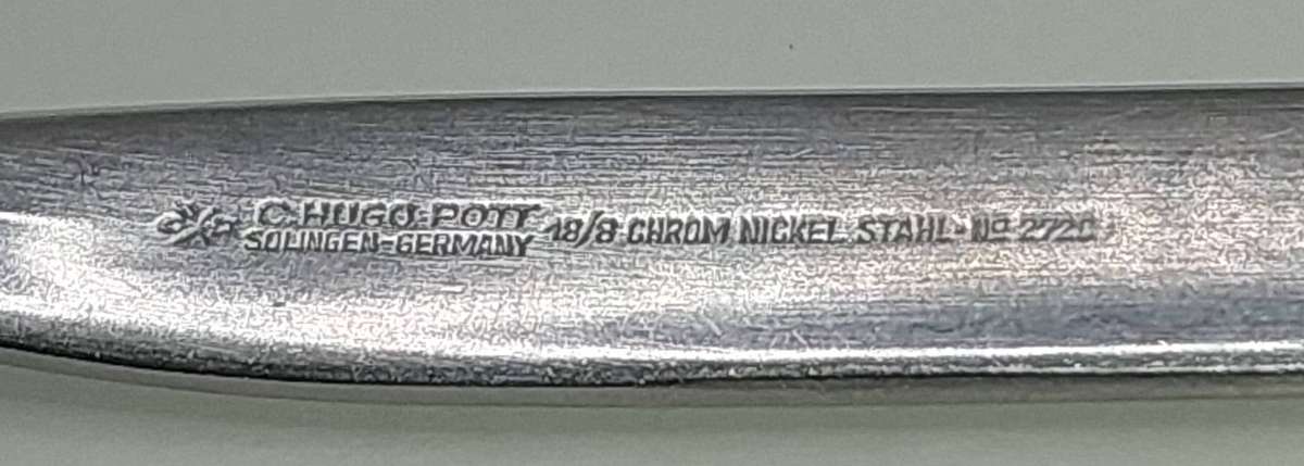 A VINTAGE MIXED JOBLOT STAINLESS STEEL AND EPNS CUTLERY SOLD AS IS