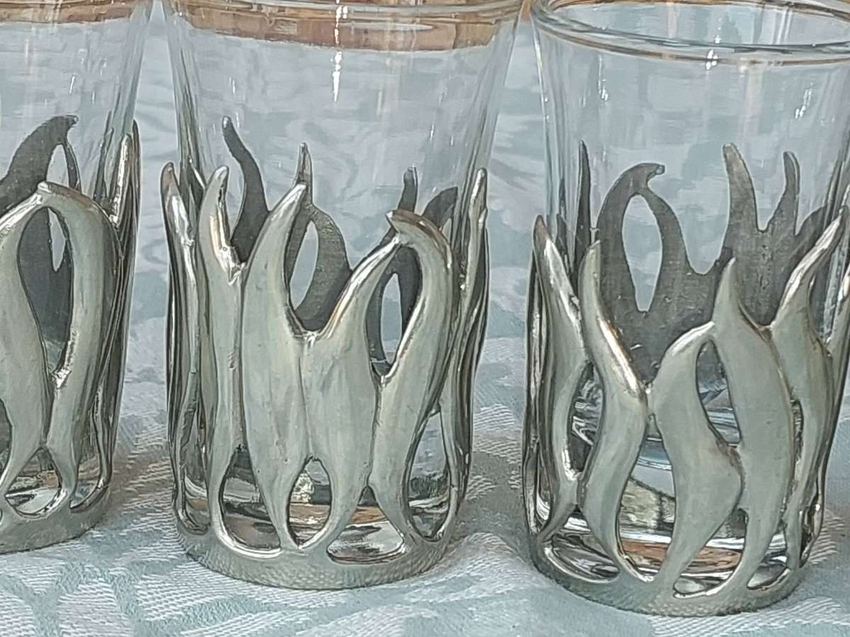 A SET OF SIX SHOT GLASSES WITH PEWTAL FALMES SOLD AS IS
