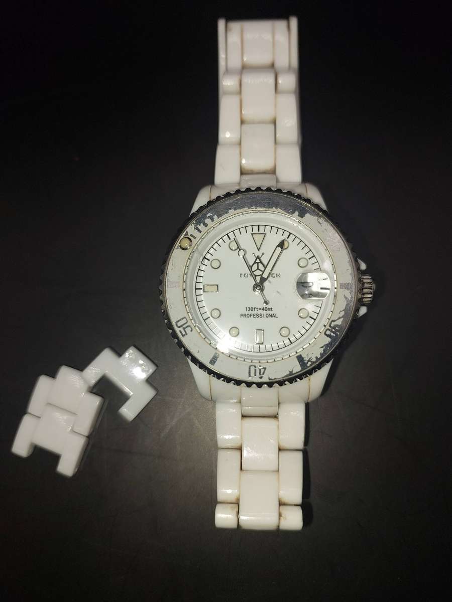 A TOY WATCHE WHITE WITH STAINLESS STEEL CLIP AND BAZEL SOLD AS IS NOT TESTED