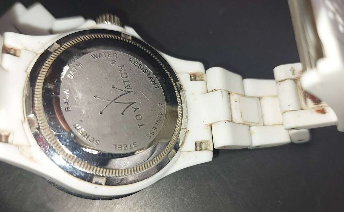 A TOY WATCHE WHITE WITH STAINLESS STEEL CLIP AND BAZEL SOLD AS IS NOT TESTED