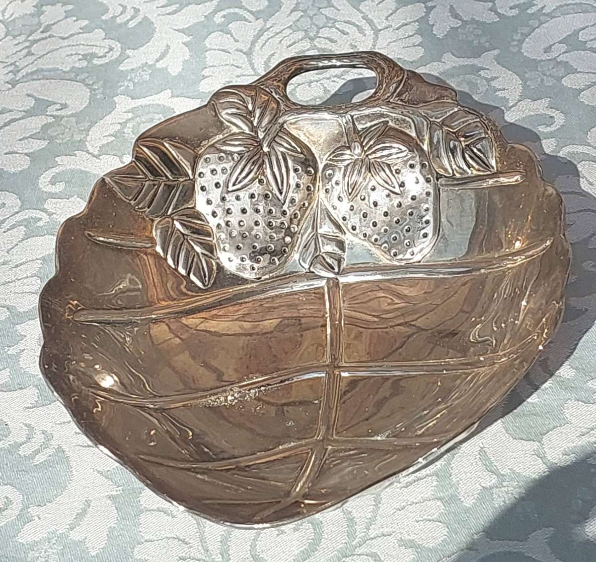 AN ART DECOR STAINLESS STEEL STRAWBERRY DESIGN SERVING BOWL SOLD AS IS