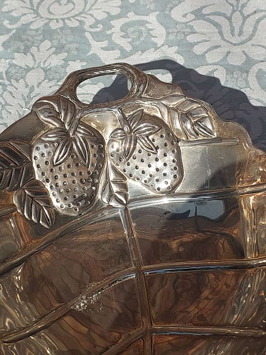 AN ART DECOR STAINLESS STEEL STRAWBERRY DESIGN SERVING BOWL SOLD AS IS