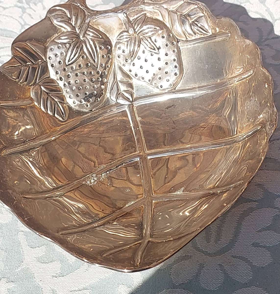 AN ART DECOR STAINLESS STEEL STRAWBERRY DESIGN SERVING BOWL SOLD AS IS