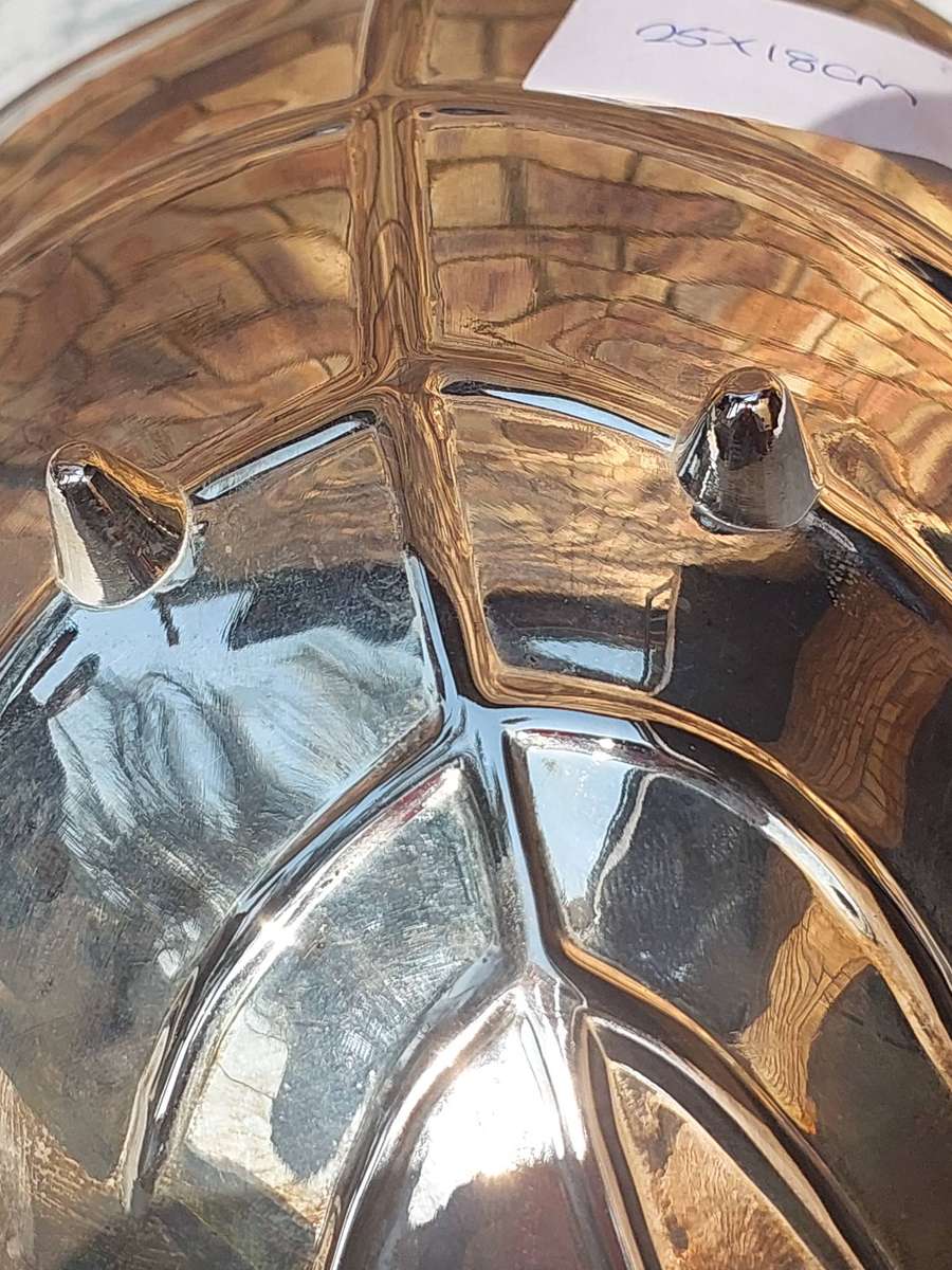 AN ART DECOR STAINLESS STEEL STRAWBERRY DESIGN SERVING BOWL SOLD AS IS