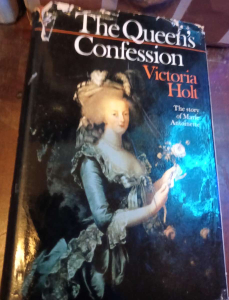 The Queen's Confession    Victoria Holt