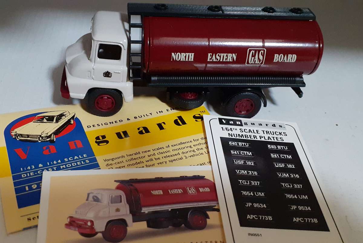 1:64 Scale Vanguards VA9000 Ford Thames Trader Tanker - North Eastern Gas near mint inbox.