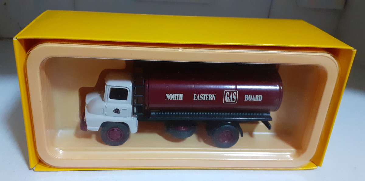 1:64 Scale Vanguards VA9000 Ford Thames Trader Tanker - North Eastern Gas near mint inbox.