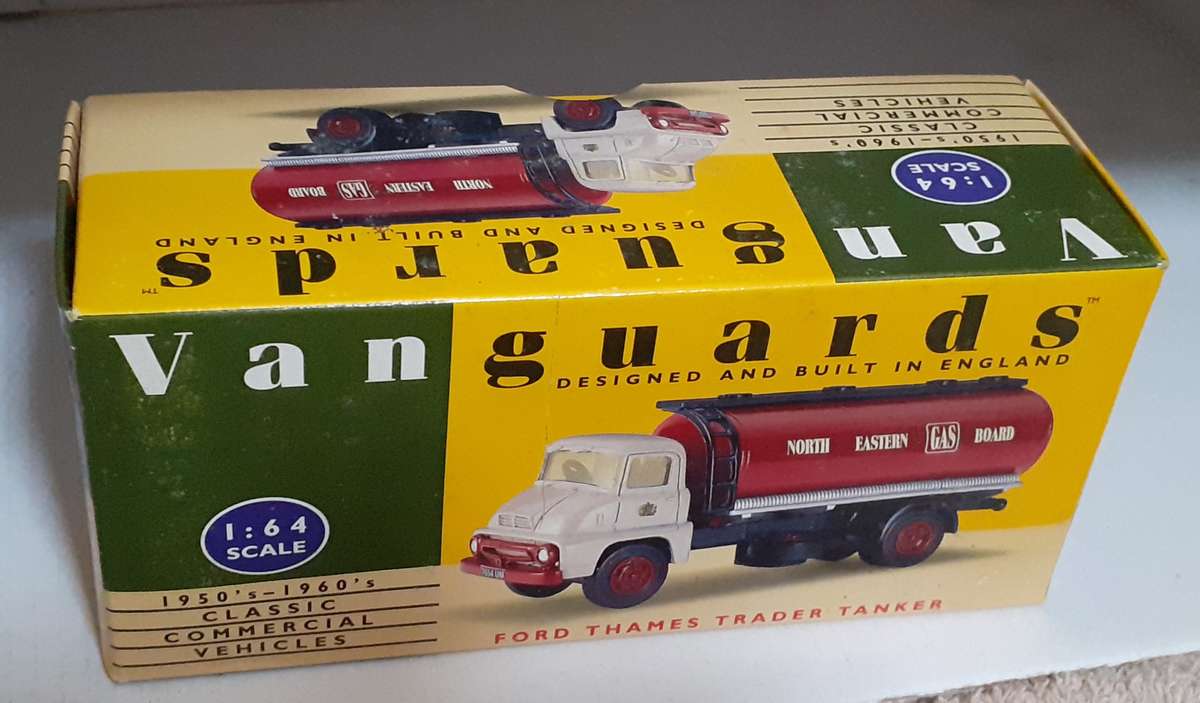1:64 Scale Vanguards VA9000 Ford Thames Trader Tanker - North Eastern Gas near mint inbox.